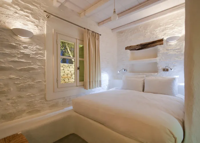 伊奥斯伊亚罗斯酒店 3*