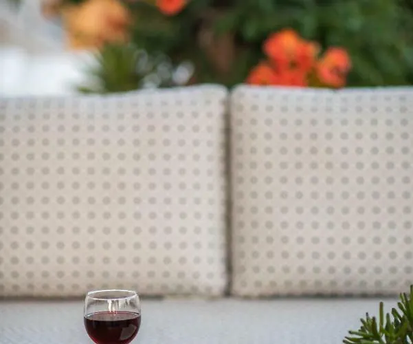 Yialos إيوس خورا